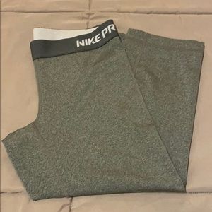 Nike pro women’s 3/4 leggings size xs